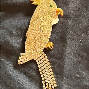 Gold plated Vintage Parrot Brooch with Austrian crystals-very quiet